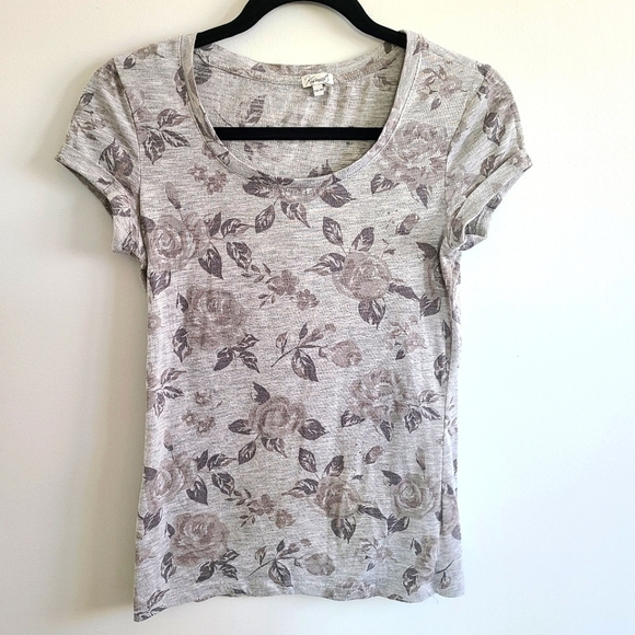 ✨️5 for $25✨️ Xs Kismet Floral Grey T-shirt - Picture 1 of 4